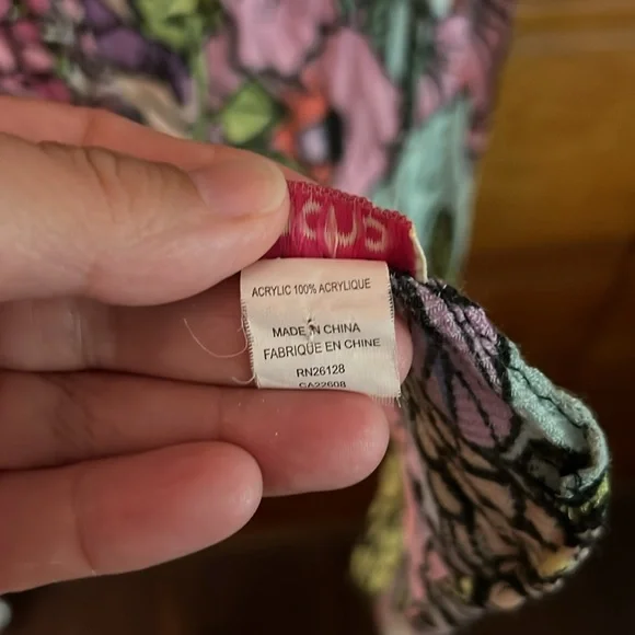 Colorful floral scarf. 100% acrylic. - Picture 5 of 6